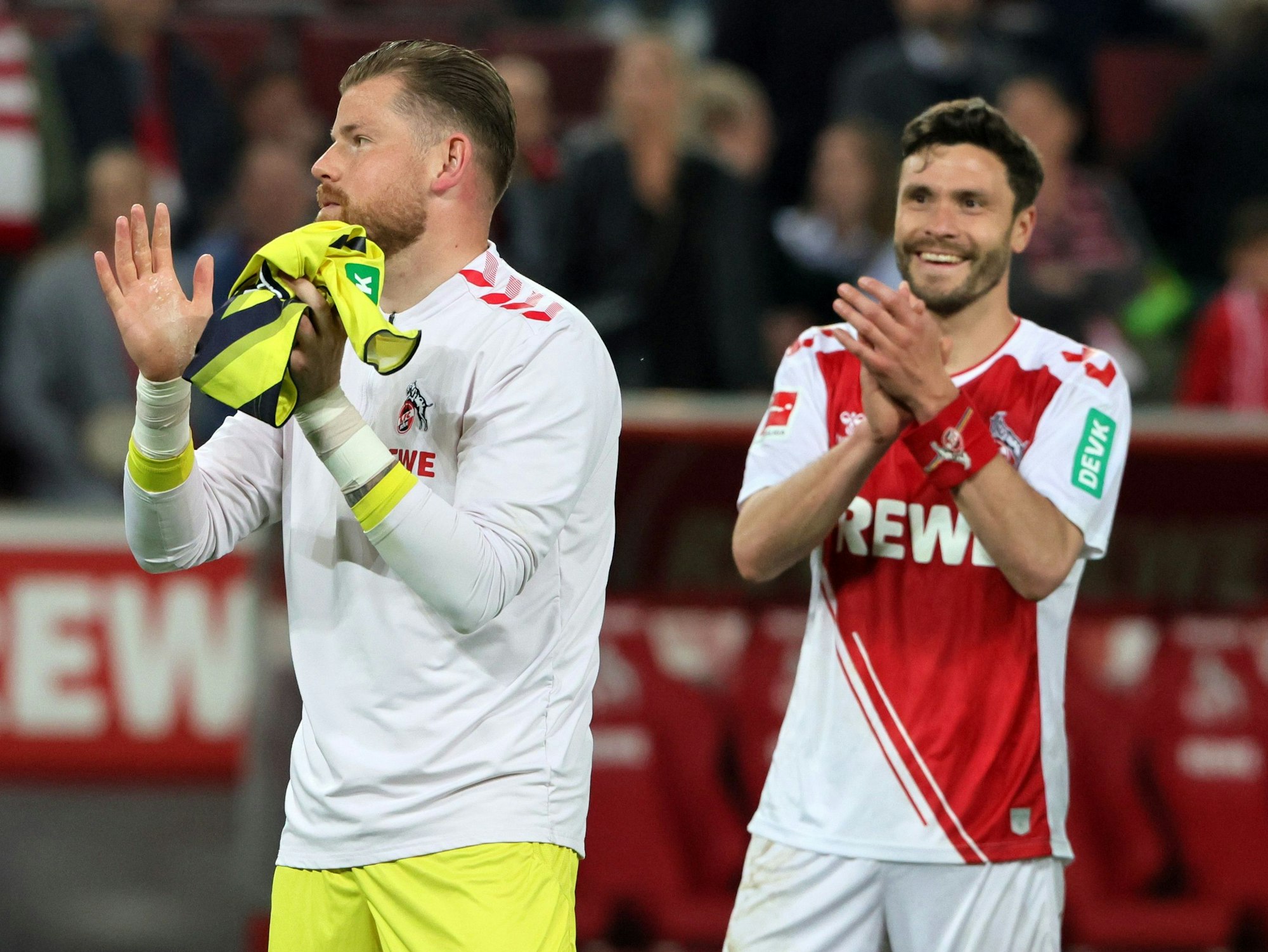 Timo Horn und Jonas Hector bedanken sich nach dem Heimspiel des 1. FC Köln gegen Hertha BSC.