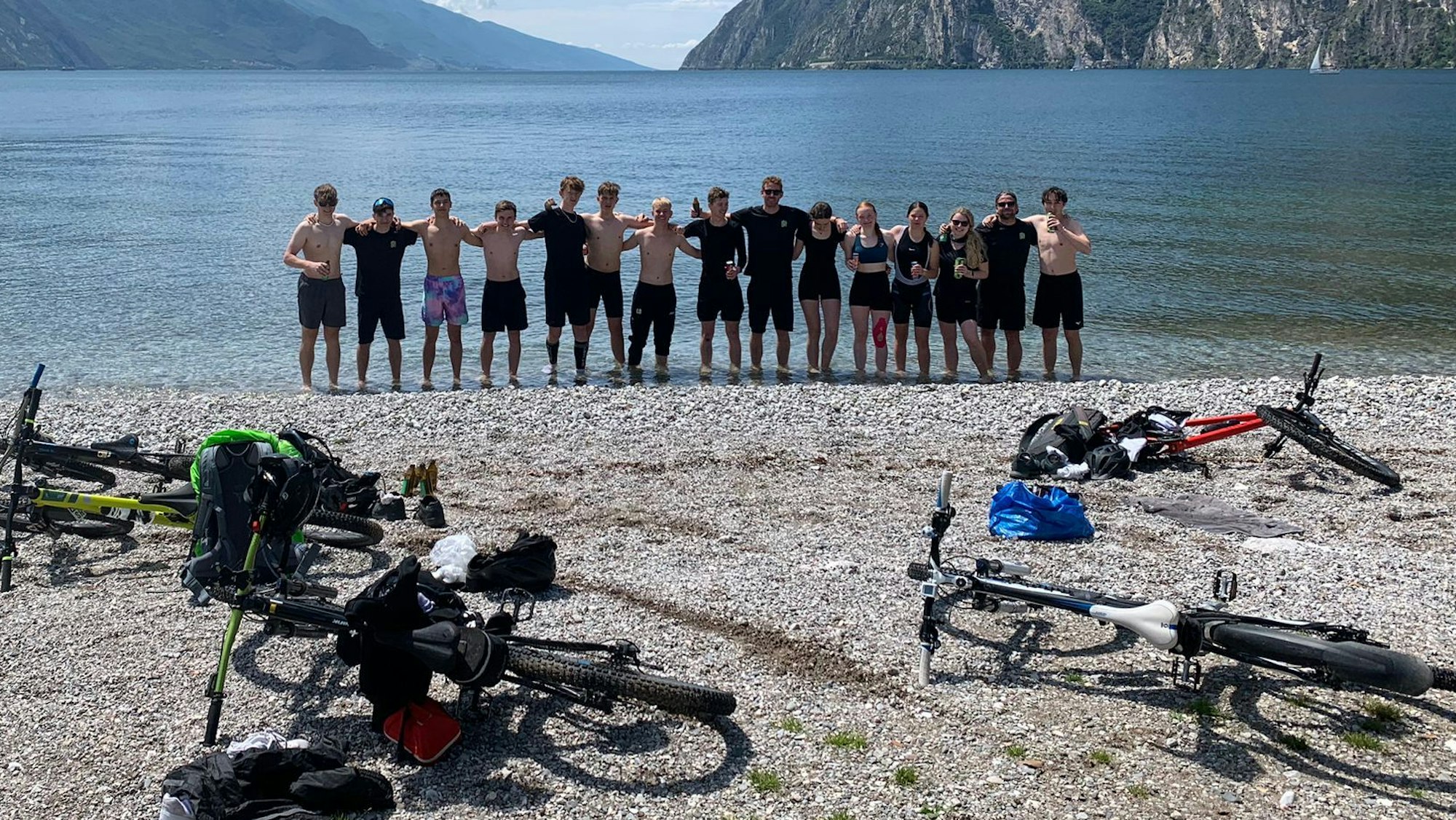 Die Schülergruppe am Ufer des Gardasees.
