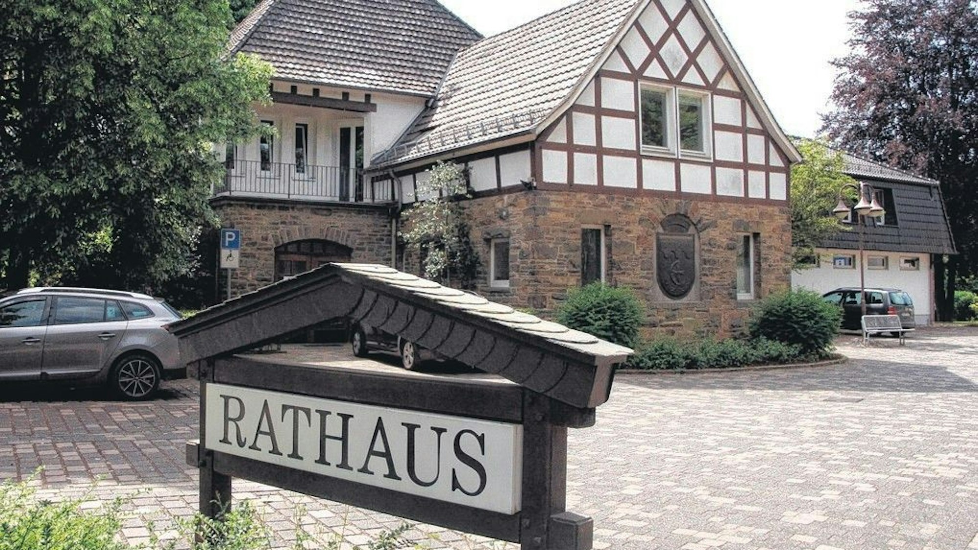 Es ist das Ruppichterother Rathaus in Schönenberg zu sehen.