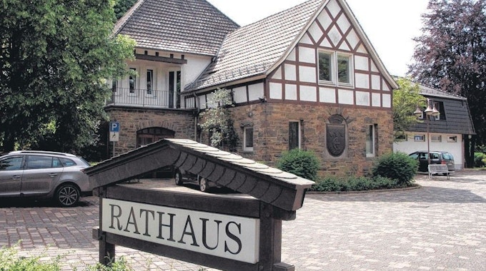 Es ist das Ruppichterother Rathaus in Schönenberg zu sehen.