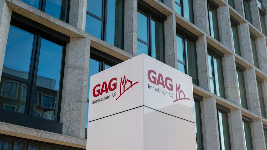 Blick auf die Hauptverwaltung der GAG in Köln. In rot sind groß die Buchstaben GAG zu lesen.