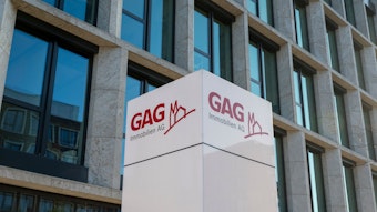 Blick auf die Hauptverwaltung der GAG in Köln. In rot sind groß die Buchstaben GAG zu lesen.