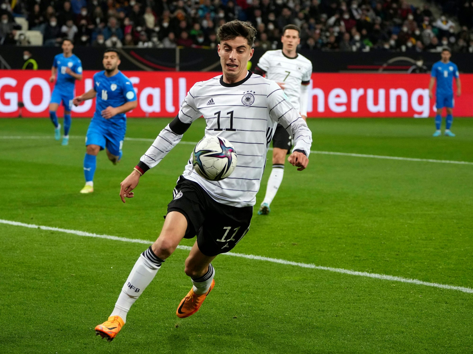 Deutschlands Spieler Kai Havertz kontrolliert den Ball während des internationalen Freundschaftsspiels zwischen Deutschland und Israel in Sinsheim.