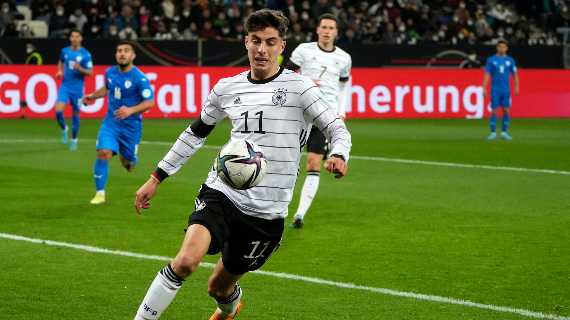 Deutschlands Spieler Kai Havertz kontrolliert den Ball während des internationalen Freundschaftsspiels zwischen Deutschland und Israel in Sinsheim.