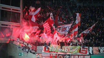 Die Fans von Fortuna Düsseldorf zünden Pyrotechnik.