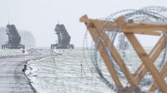 Anhänger mit Abschussrampen für Lenkflugkörper des Patriot-Luftabwehrsystems der Bundeswehr stehen auf einem schneebedeckten Feld in Polen. (Symbolbild)