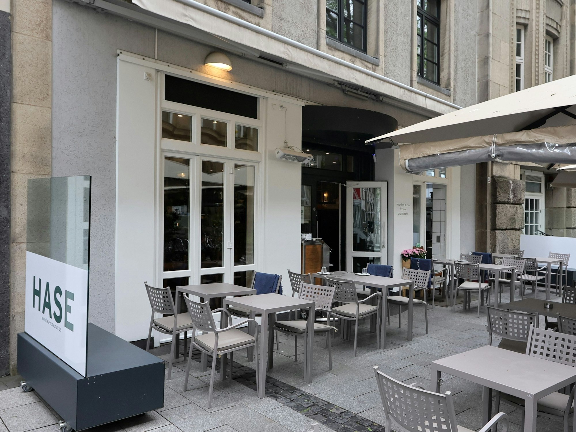 Außenbereich im Restaurant Hase - graue Tische und Stühle