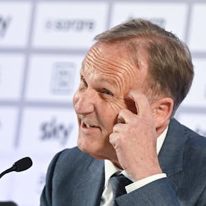 Hans-Joachim Watzke, Geschäftsführer von Borussia Dortmund und DFL-Aufsichtsratsvorsitzender, sprciht im Anschluss an die DFL-Mitgliederversammlung am Frankfurter Flughafen während einer Pressekonferenz.