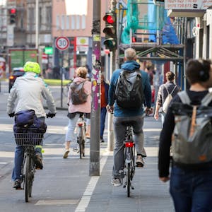 Fußgänger und Radfahrer auf der Krefelder Straße