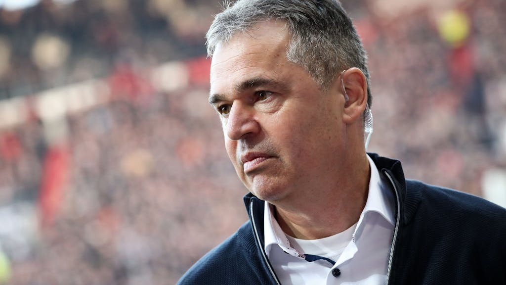 St. Paulis Ex-Sportdirektor Andreas Rettig gibt vor dem Spiel ein Interview.