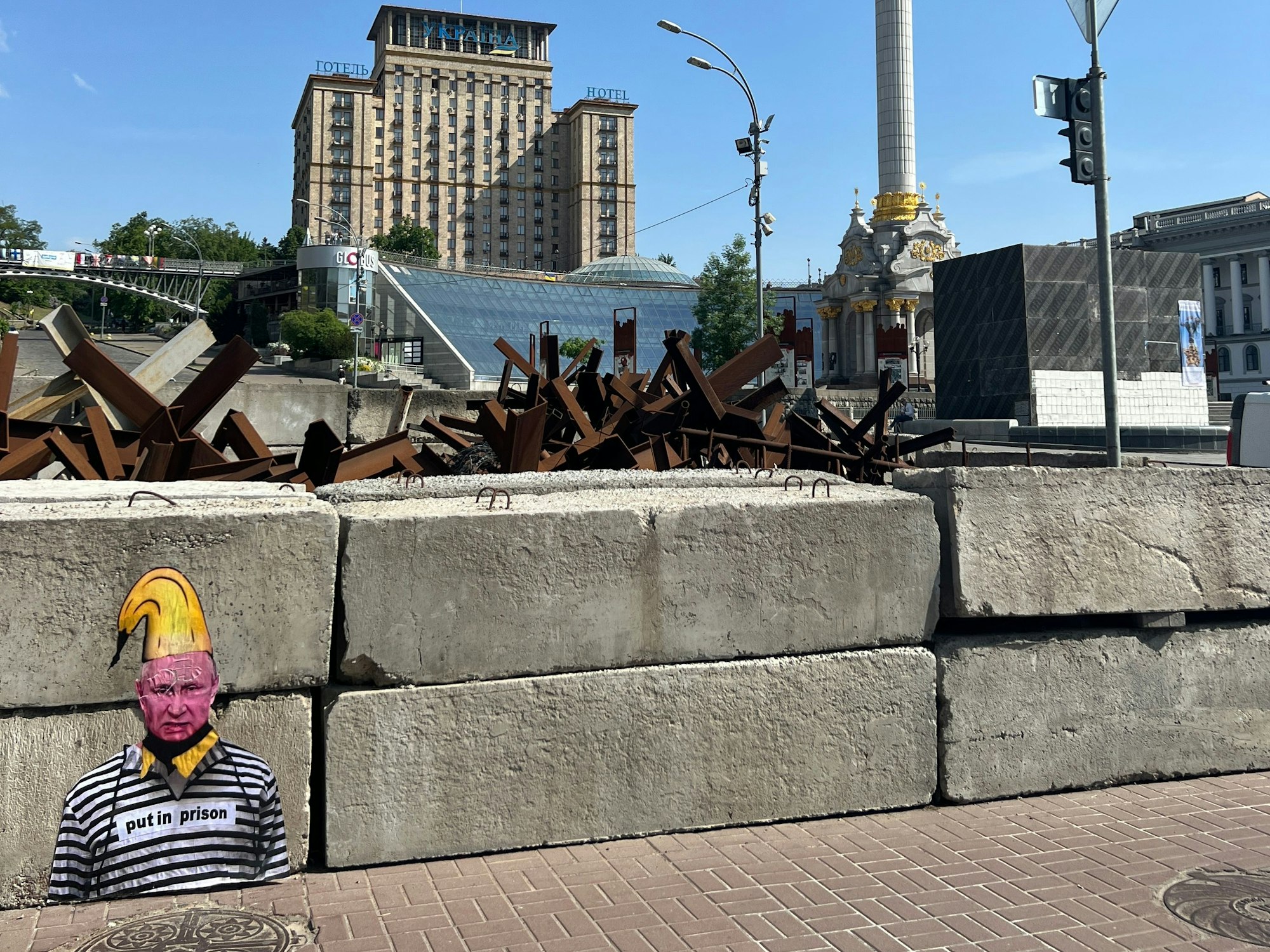 Der Kölner Künstler Thomas Baumgärtel hat seine Kunst an zerstörte Bauwerke in der Ukraine gesprüht.