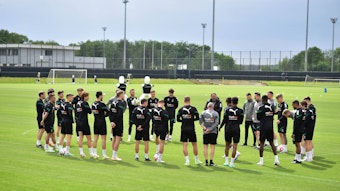 Die Mannschaft von Borussia Mönchengladbach, hier am 24. Mai bei einer Trainingseinheit im Borussia-Park in einem Kreis aufgestellt.