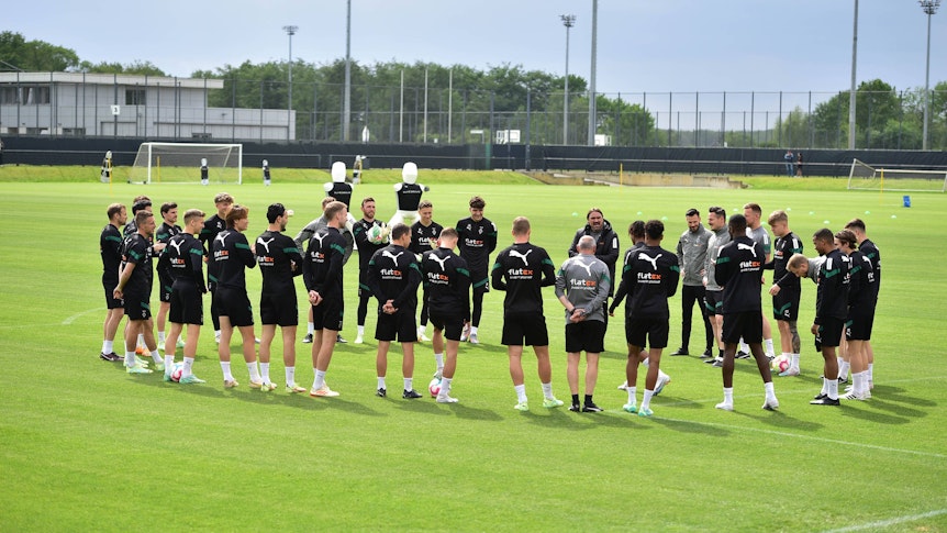 Die Mannschaft von Borussia Mönchengladbach, hier am 24. Mai bei einer Trainingseinheit im Borussia-Park in einem Kreis aufgestellt.
