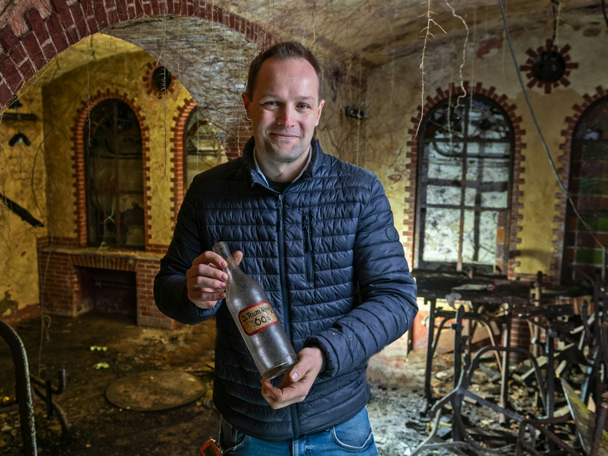 Ingmar Luther und sein Team haben eine alte Kneipe aus dem Jahr 1948 untersucht, fanden neben alten Flaschen, wo einst Alkohol drin war, auch kaputte Möbel und Küchenutensilien.