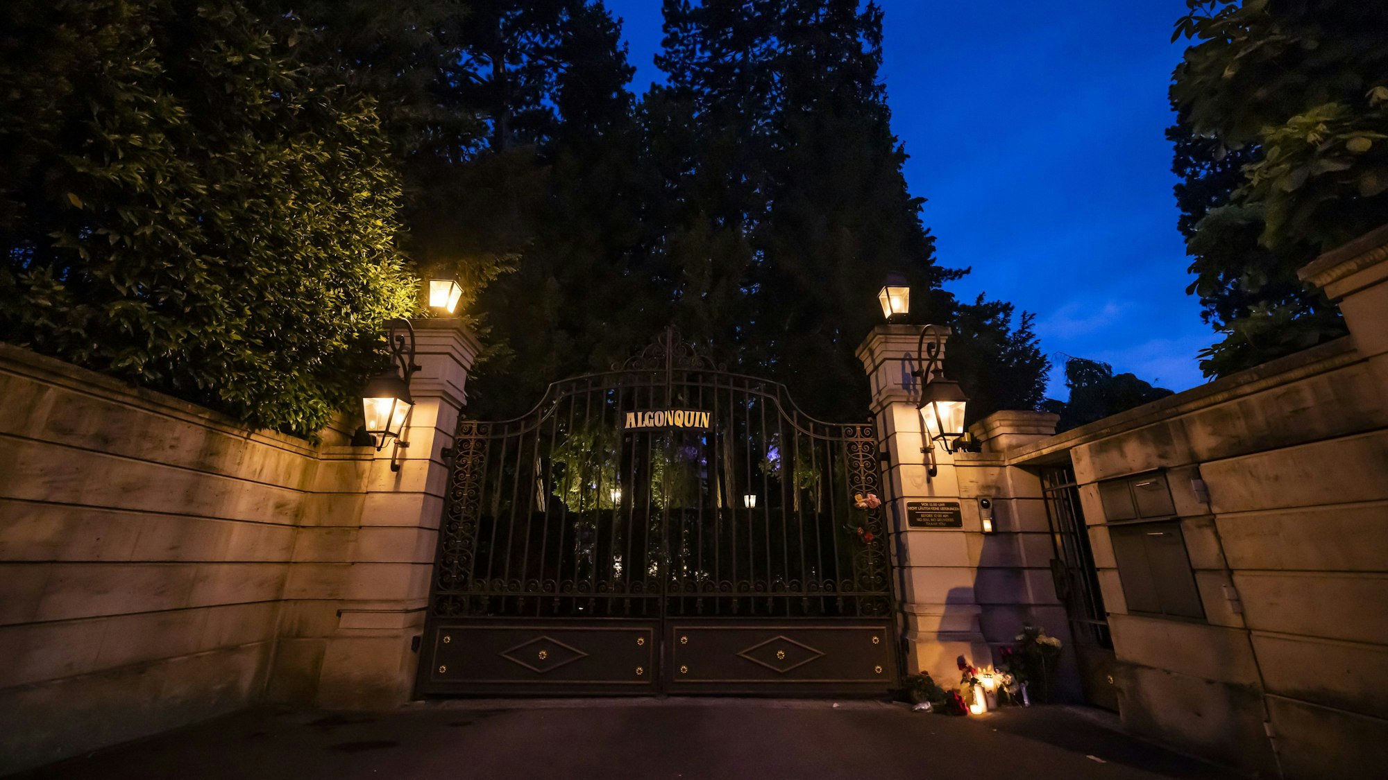 Schweiz, Küsnacht: Blumen und Kerzen am Tor des Hauses von Tina Turner