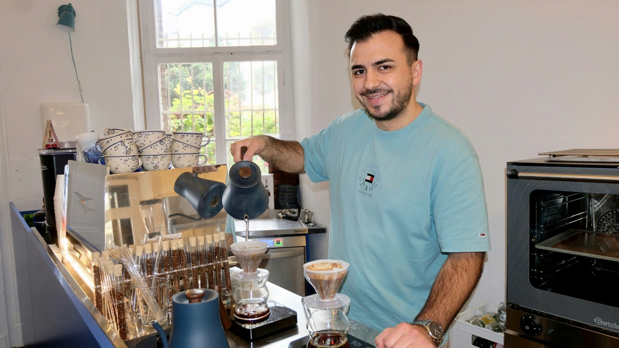 Nizam Kandemir brüht in seiner Sülzer Stube Kaffee auf.