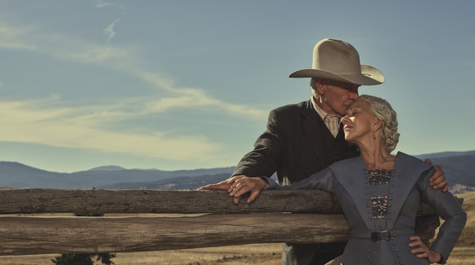Ein Mann mit Cowboyhut küsst seine Frau.