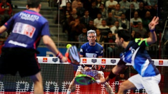 Padel ist eine Sportart mit Elementen aus Tennis, Squash und Badminton.