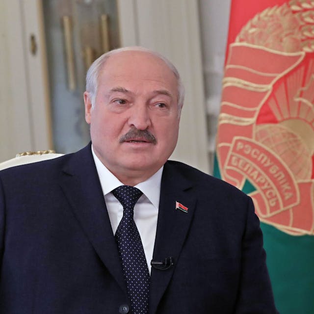 23.02.2023, Belarus, Minsk: Alexander Lukaschenko, Präsident von Belarus, spricht während eines Interviews vor seinem Besuch in China mit Xinhua.