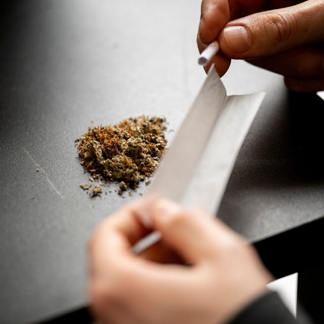 Ein Mann baut einen Joint. Forscher haben herausgefunden, dass Männer unter 30 Jahren am häufigsten infolge einer Cannabiskonsumstörung an Schizophrenie erkranken.