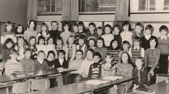Es sind die Schüler auf einem Klassenfoto aus dem Jahr 1973 zu sehen.