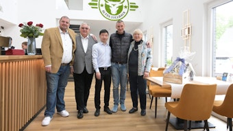 Bernd Pinter (oben, 2.v.l.), seine Söhne Marc und Michael, seine Frau Roswitha und Pächter Yunxing Zhao stehen im Alten Zollhaus.