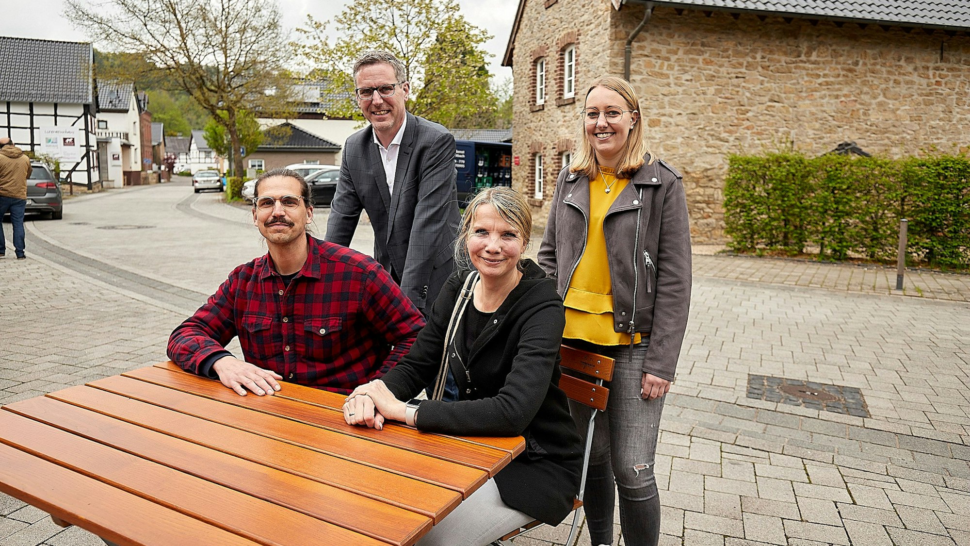 Einen Coworkingspace für Nettersheim planen von links Marc Osenberg, Norbert Crump, Vanessa Woch und Lea Blindert.