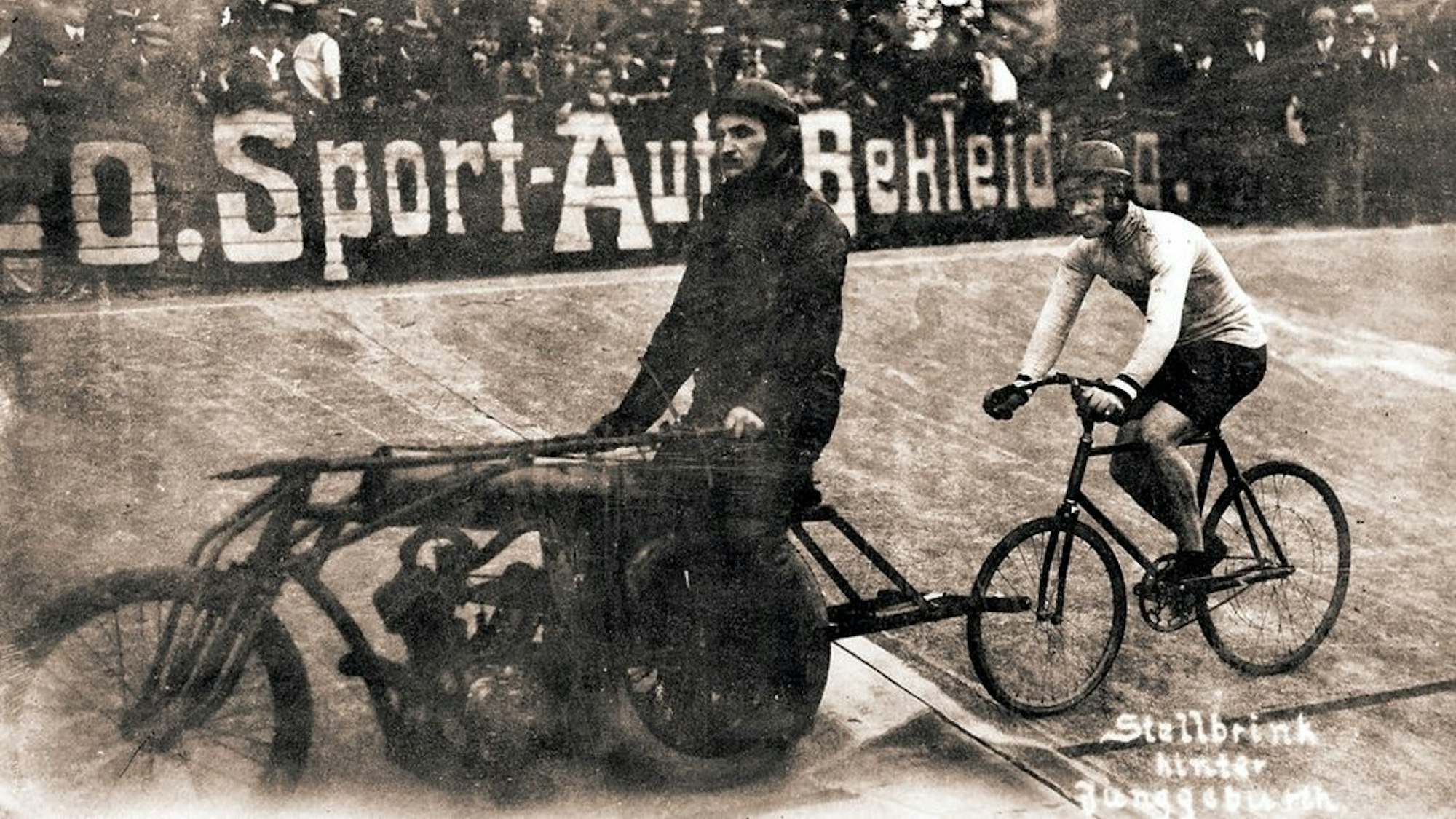 Christian Junggeburth steht auf einem Motorrad, hinter ihm auf dem Fahrrad Arthur Stellbrink.
