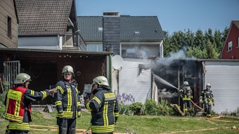 Anbau brannte Am Steinberg 53 in Leverkusen-Steinbüchel