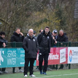 Jan Wellems Trainer Wolfgang Martens (links) und Co-Trainer René van Lenten stehen am Spielfeldrand.&nbsp;