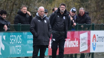 Jan Wellems Trainer Wolfgang Martens (links) und Co-Trainer René van Lenten stehen am Spielfeldrand.