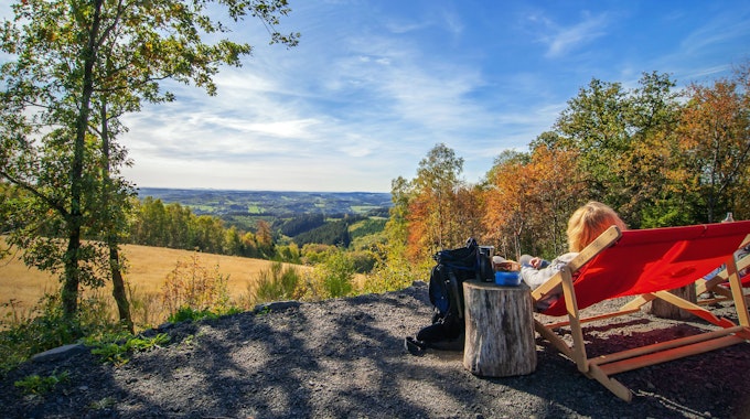 Eine Frau auf einem Liegestuhl im Naturpark Bergisches Land.