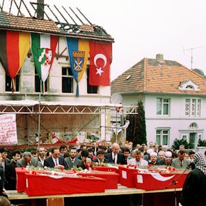 &nbsp;Das Foto zeigt die Särge von fünf Türkinnen vor dem ausgebrannten Haus in Solingen bei einer Trauerfeier.&nbsp;