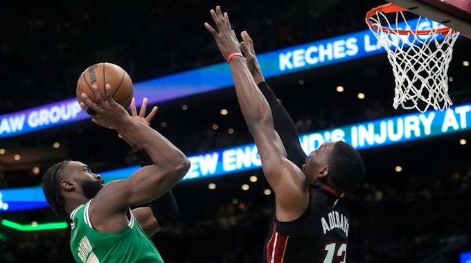 &nbsp;Boston-Celtics-Guard Jaylen Brown wirft, während Miami-Heat-Center Bam Adebayo verteidigt.