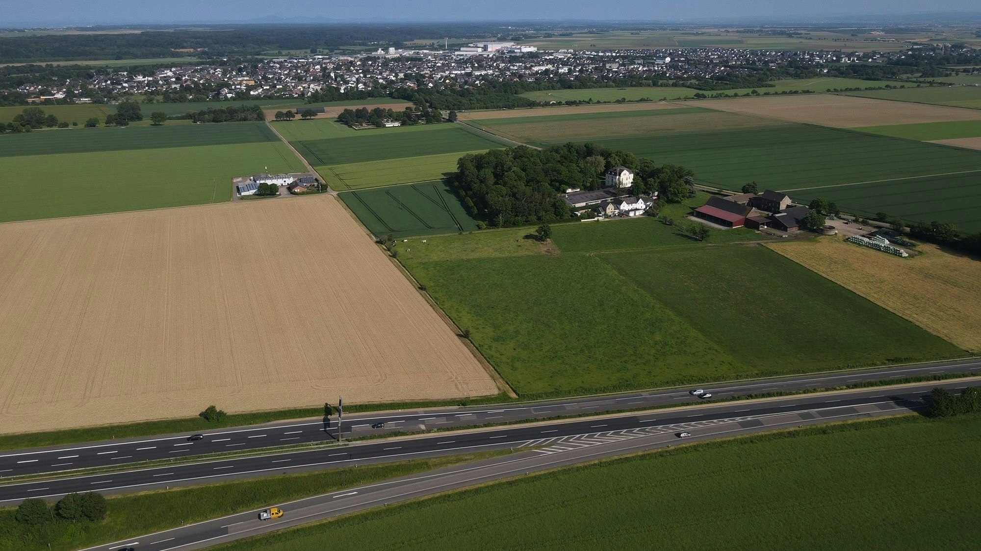Im Bereich von Gut Neuheim, an der A1, wird auf einer Fläche von 6,3 Hektar ein Solarpark entstehen. Die Luftaufnahme zeigt das Areal, im Hintergrund ist Weilerswist zu erkennen.