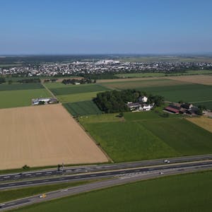 Im Bereich von Gut Neuheim, an der A1, wird auf einer Fläche von 6,3 Hektar ein Solarpark entstehen. Die Luftaufnahme zeigt das Areal, im Hintergrund ist Weilerswist zu erkennen.