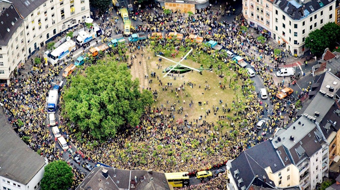 Blick auf die jubelnden Fans des Fußball-Bundesligisten Borussia Dortmund am Sonntag (15.05.2011) während der Meisterfeier am Borsigplatz in Dortmund.
