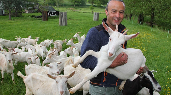 David Rauch vom Kolvenbacher Ziegenhof mit seiner Herde.