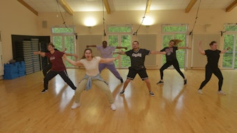 Die Tänzerinnen und Tänzern von „Personallly on Fiya“ beim Training in einer Tanzpose.