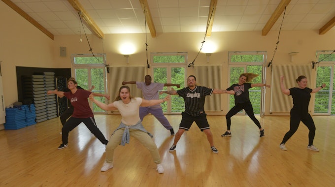 Die Tänzerinnen und Tänzern von „Personallly on Fiya“ beim Training in einer Tanzpose.