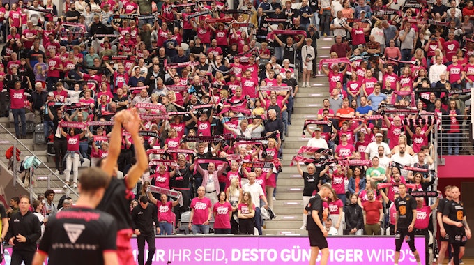 Die Fans der Telekom Baskets Bonn stehen auf der Tribüne.&nbsp;