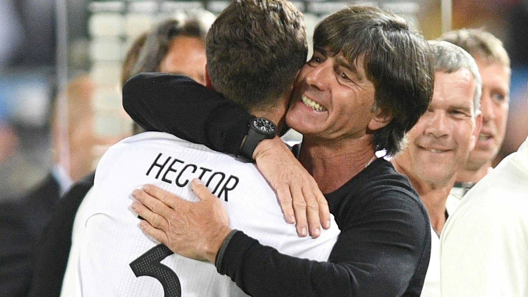 2016: Joachim Löw umarmt Jonas Hector nach dem gewonnenen Elfmeterschießen gegen Italien bei der EM in Frankreich.