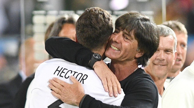 2016: Joachim Löw umarmt Jonas Hector nach dem gewonnenen Elfmeterschießen gegen Italien bei der EM in Frankreich.