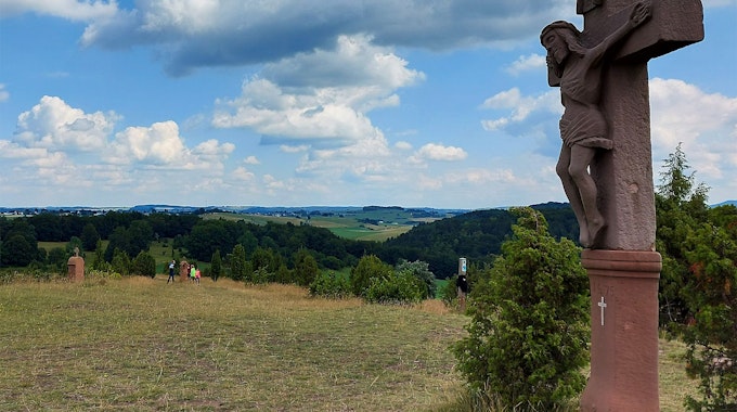 Der Kalvarienberg bei Alendorf mit dem Gipfelkreuz ist ein beliebtes Wanderziel in der Eifel.&nbsp;
