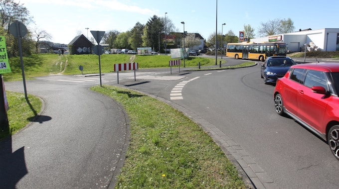Es ist der Kreisverkehr an der Autobahnausfahrt Hennef Ost bei Lidl und Rewe zu sehen.&nbsp;
