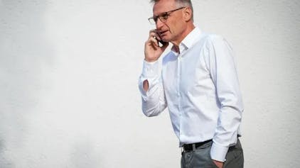 Das Foto zeigt Michael Reschke aus Frechen. Er führt ein Telefonat an seinem Handy.