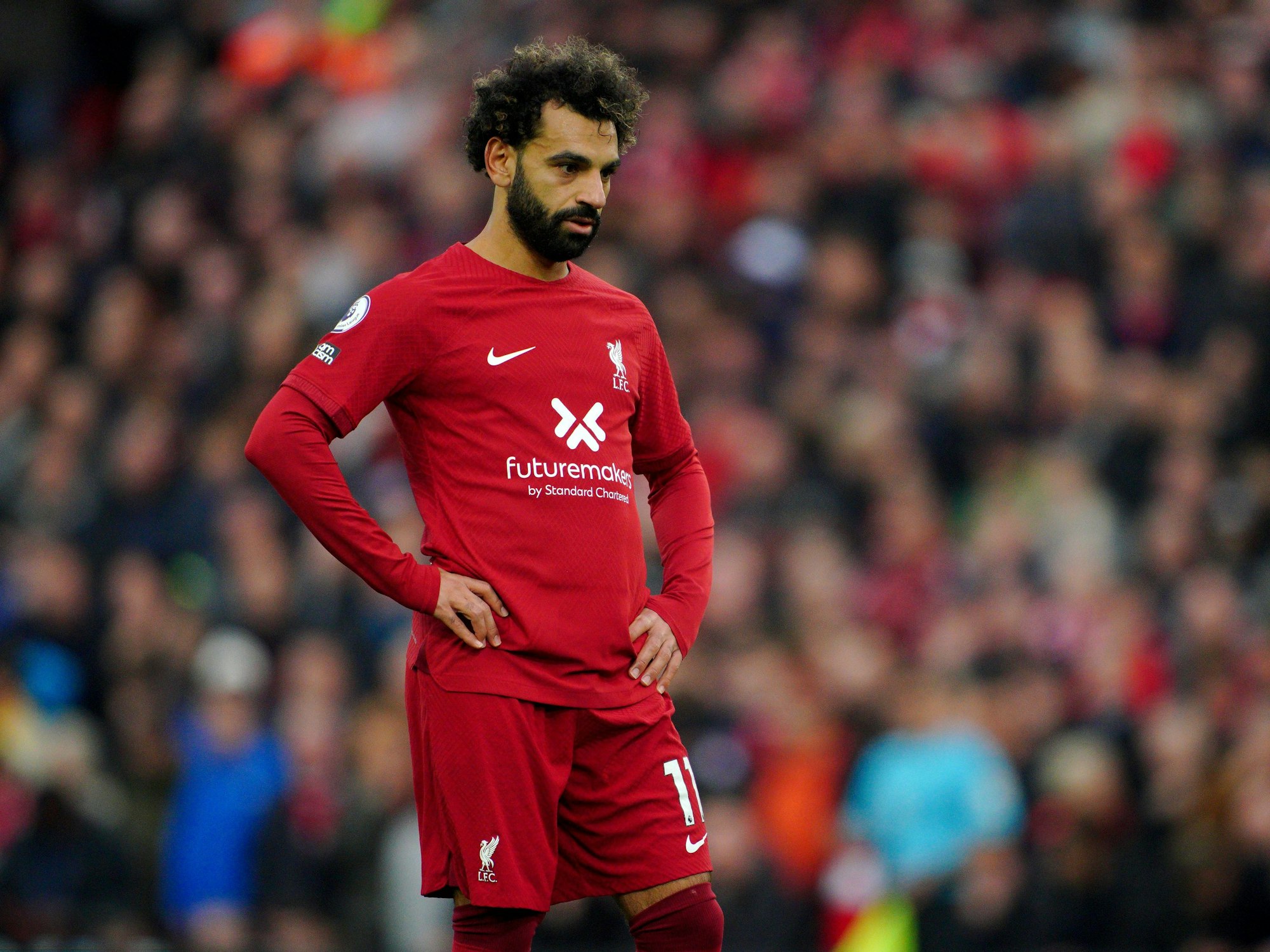Mohamed Salah vomFC Liverpool stemmt während des Spiels die Hände in die Hüften.
