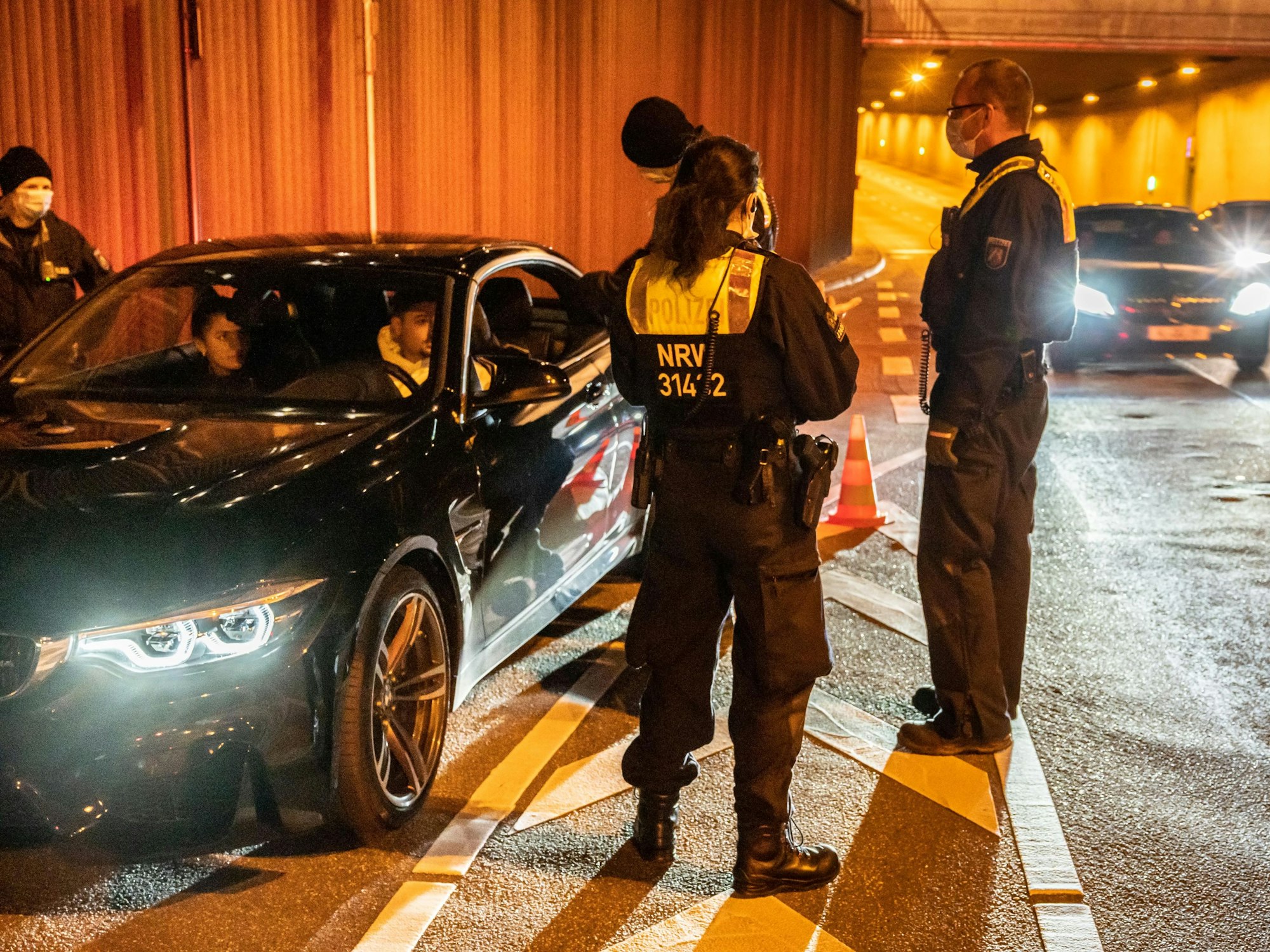 Polizei führt Geschwindigkeitskontrollen am Rheinufertunnel durch. Die Polizei geht gegen die Raserszene vor.