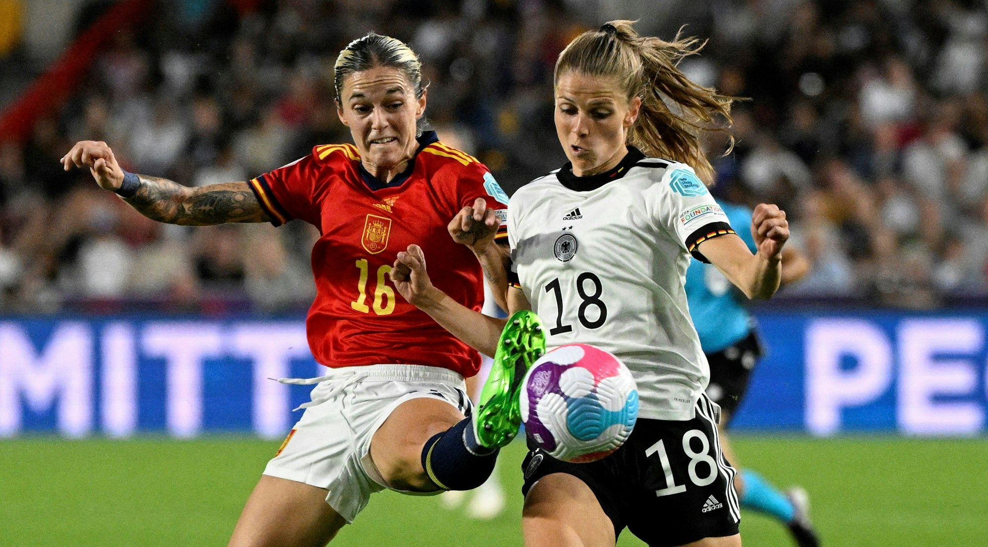 Spanien-Verteidigerin Mapi León bei der Frauen-EM 2022 im Zweikampf mit Deutschlands Tabea Wassmuth.