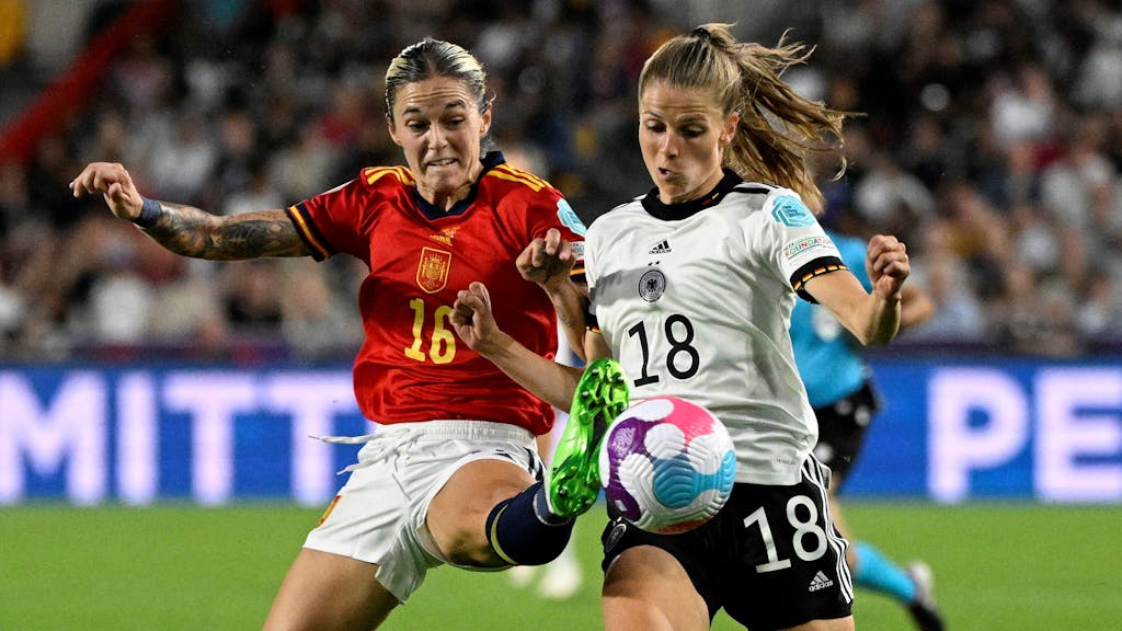 Spanien-Verteidigerin Mapi León bei der Frauen-EM 2022 im Zweikampf mit Deutschlands Tabea Wassmuth.